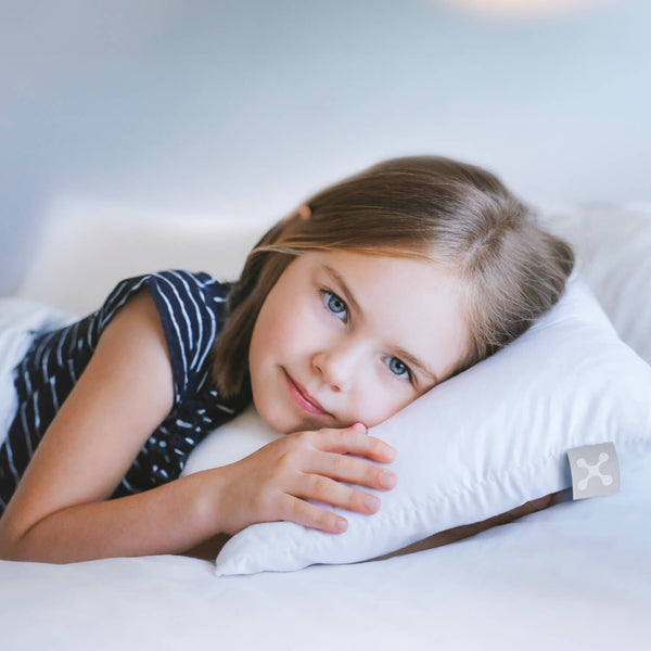 Kind, Junges fröhliches Mädchen schläft gut auf dem smart® Basic Pillow in der Größe Small 30 x 50 cm,  dem kleinen allergikerfreundlichen Standard Kissen mit Hohlfaser Füllung und Bezug aus Baumwolleandard 100, Made in Germany