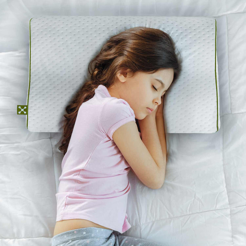 Kleines Mädchen schläft mit dem smart® Kids Ergonomic Pillow, ergonomisches Nackenstütz Kissen aus Memory Schaum für Kinder mit Nackenwelle für die Halswirbelsäule HSW und gesunden Schlaf in der Entwicklung